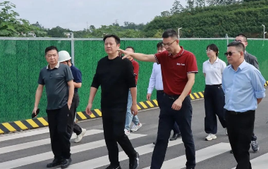 三江新區(qū)（臨港經(jīng)開區(qū)）黨工委委員、南溪經(jīng)開區(qū)管委會(huì)主任李勇率隊(duì)調(diào)研遠(yuǎn)東股份宜賓智能產(chǎn)業(yè)園